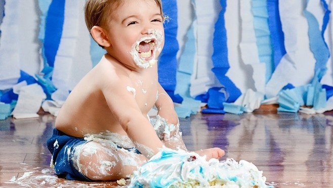 Smash the Cake: bebês se divertem brincando