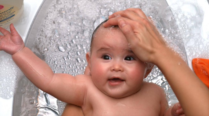 Hora do banho: estimule os sentidos e o cérebro do seu bebê