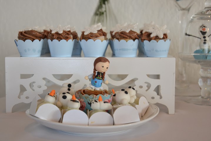 Linda composição com os cupcakes e docinhos de chocolate branco de Olaf