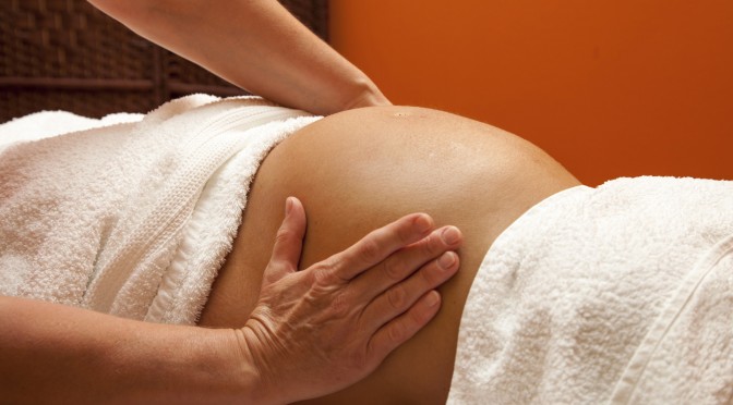Drenagem linfática ajuda a diminuir inchaço na gravidez (Central da Gestação)