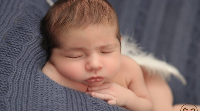 Quando o bebê só dorme no peito: entenda o que fazer