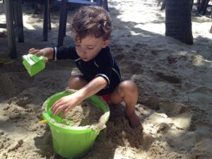 Serginho aproveitando a praia