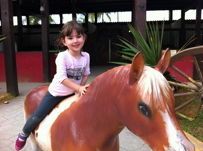 Manuela com cavalinho no Beto Carrero World