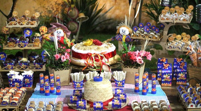 Aniversário no tema Festa Junina: como fazer uma mesa de doces especial (gastando pouco!)